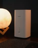 مودم رومیزی هواوی H122-373 CPE Pro 2 — کنار لامپ