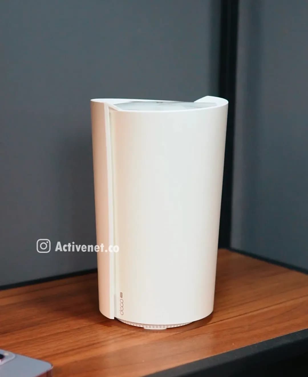 مودم TP-Link Deco X50-5G — نمای کناری روی میز