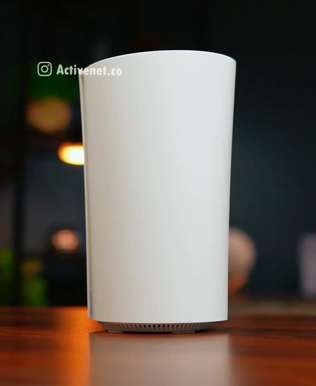 مودم TP-Link Deco X50-5G — نمای روبرو روی میز در نور کم