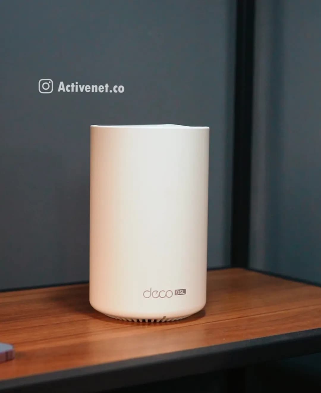 مودم TP-Link Deco X50 DSL — نمای روبرو روی قفسه