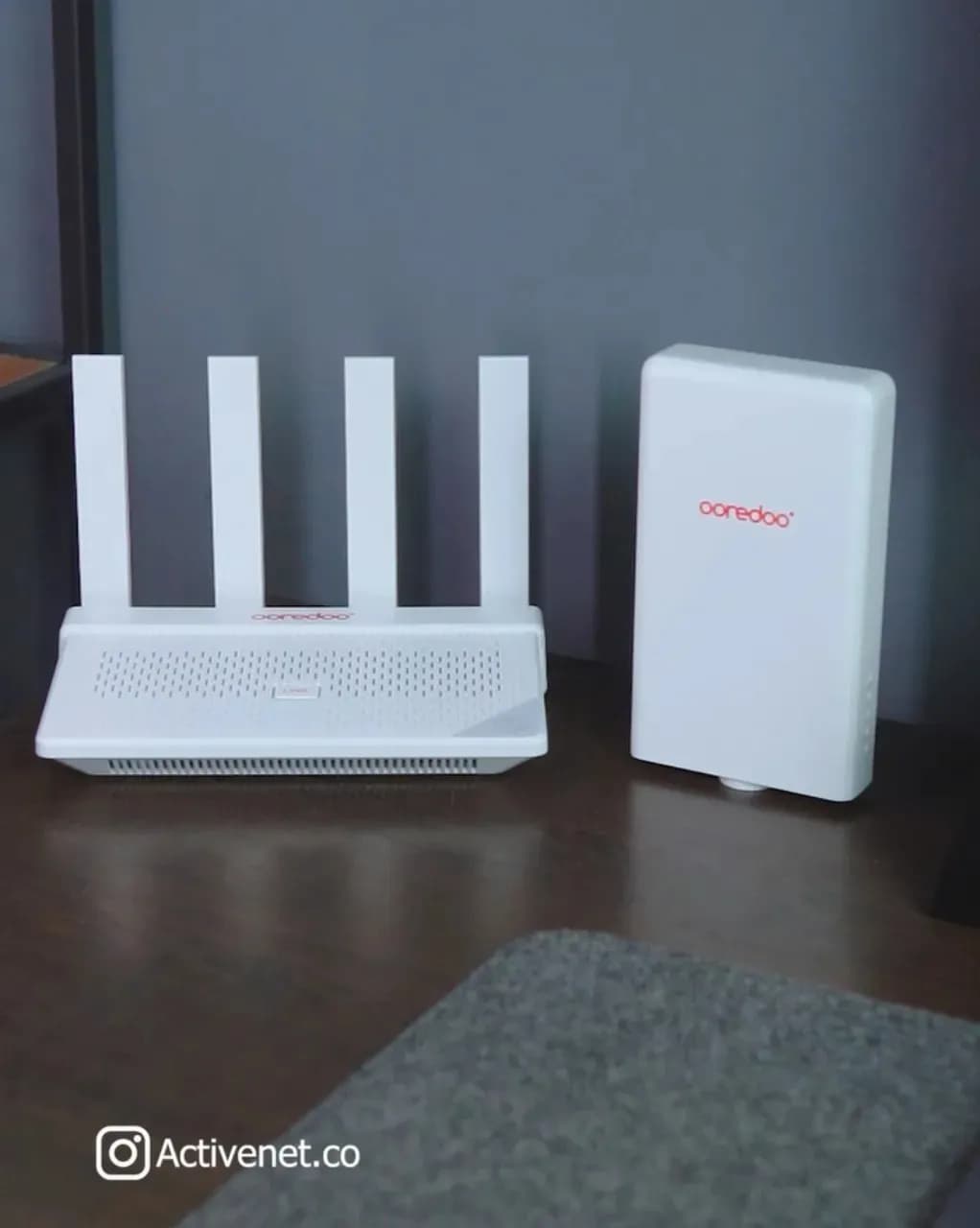مودم فضای باز Tozed ZLT X17M 5G — واحد بیرونی کنار یک روتر داخلی